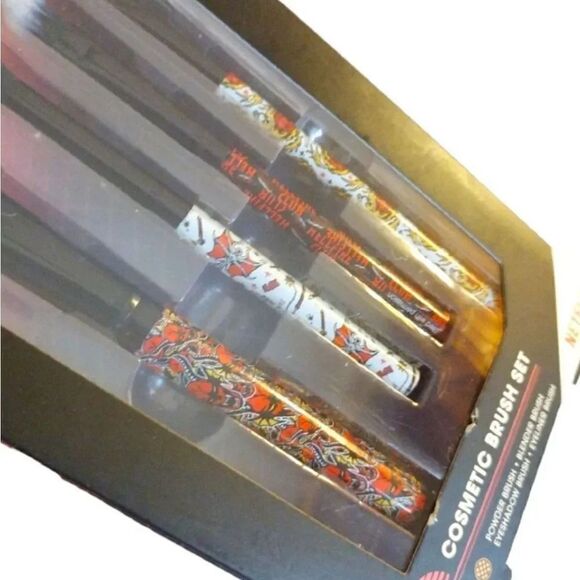 Netflix STRANGER THINGS MakeUp Brushes And Lipgloss Set NWT - Picture 3 of 14